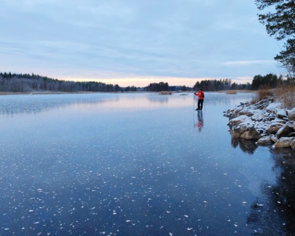 Luistelija kirkkaalla teräsjäällä