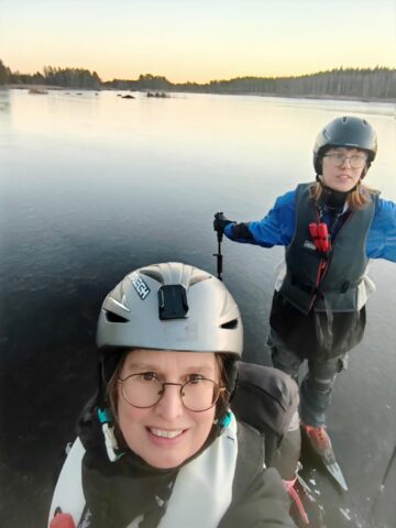 Kaksi retkiluistelijaa jäällä