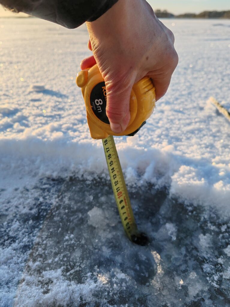 Jään paksuuden mittaus rullamitalla