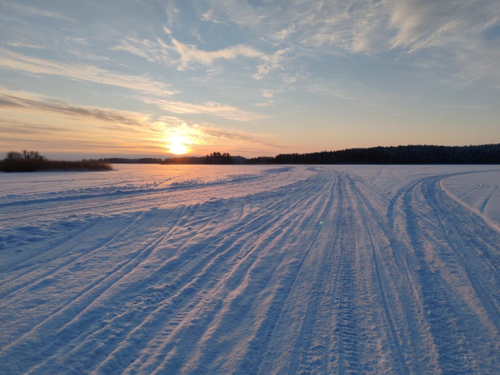 Talvivaellusreitti Haukiveden jäällä auringonlaskun aikaan tammikuun 25 päivä