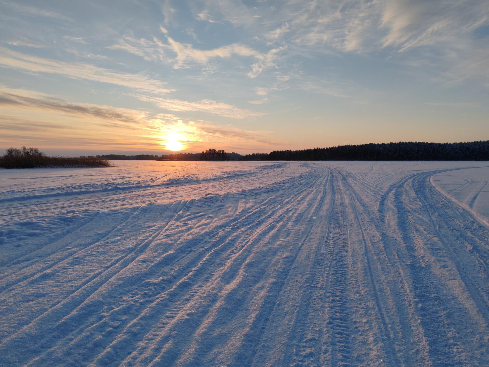 Talvivaellusreitti Haukiveden jäällä auringonlaskun aikaan tammikuun 25 päivä