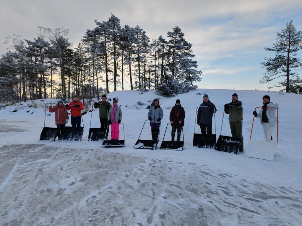 talkoolaisia lumikolien kanssa